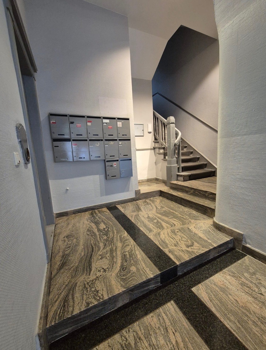 Hausflur mit Treppenaufgang und Aufzug