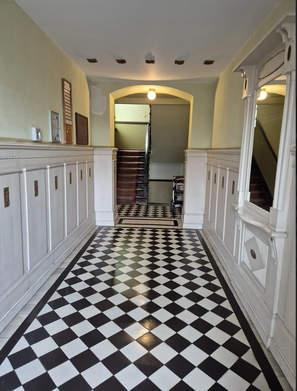Eingangshalle mit Spiegel und Schachbrettboden