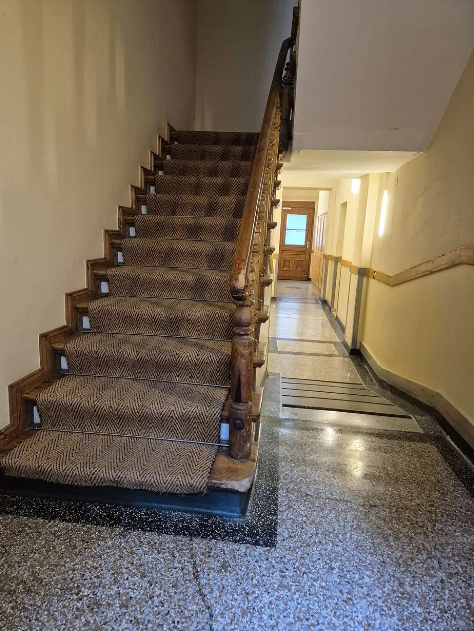 Hausflur mit Treppenaufgang und Aufzug