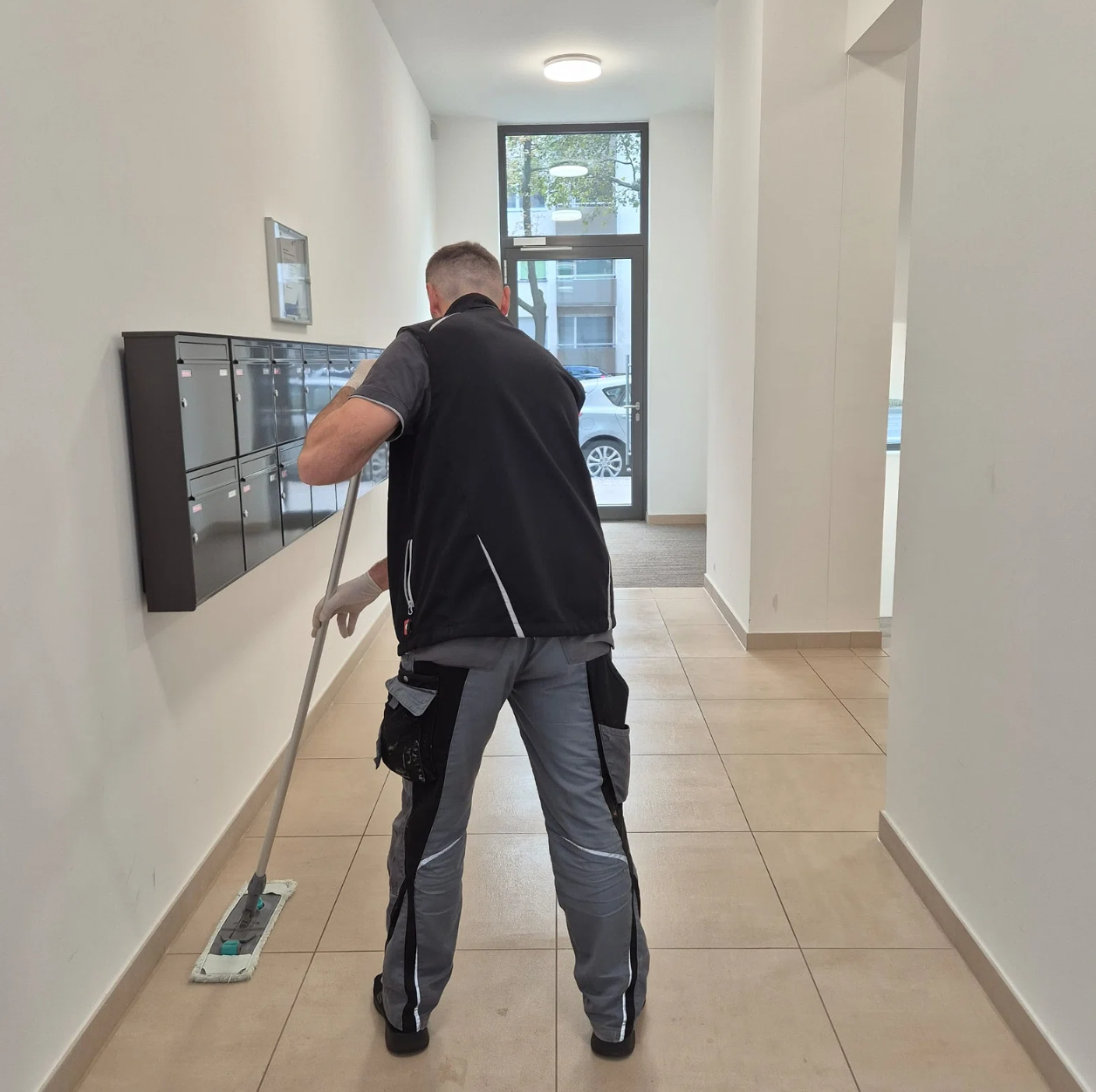 Repräsentativer Eingangsbereich mit gemustertem Fliesenboden