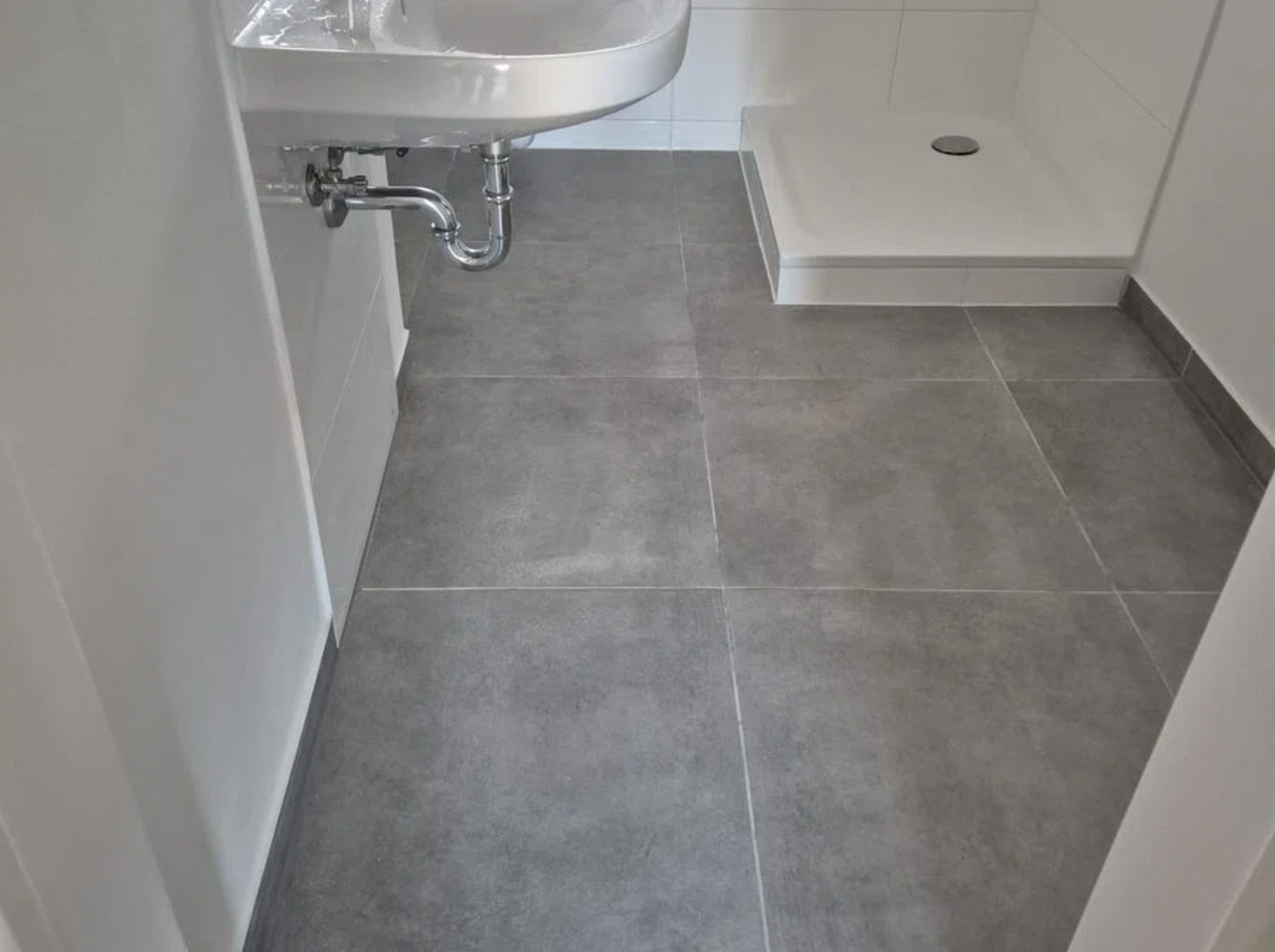 Gereinigtes Badezimmer mit bodengleicher Dusche